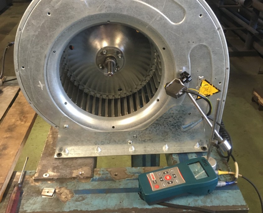Equilibrage d'une turbine de ventilation montée avec son moteur et support